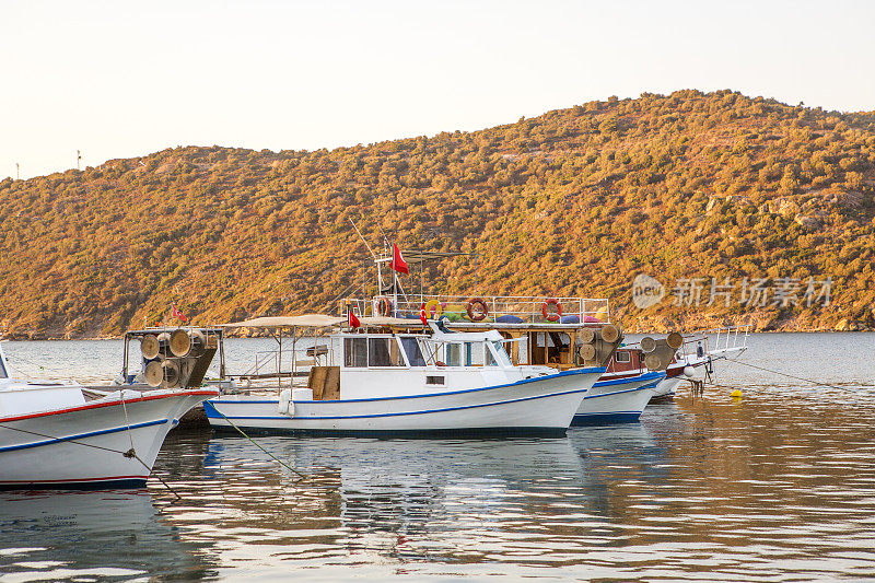 土耳其gulluk bodrum mugla日落时的渔船